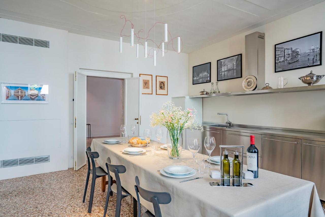 Sartor With Canal View And Private Court *